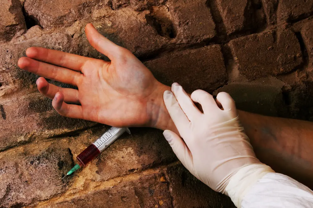5 Signs Someone Is Shooting Up